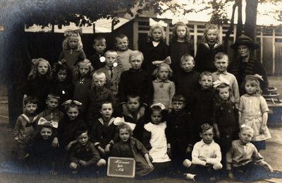 30922 Groningen : Helpman : klassenfoto : zesde klas openbare lagere school. Met onderwijzeres A ..., 1923