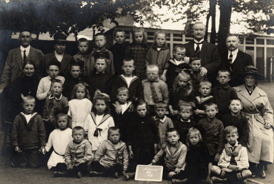 30923 Groningen : Helpman : zevende klas en onderwijzend personeel openbare lagere school, 1923