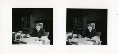 128 Dr. H.P. Coster aan het werk op het gemeentearchief, ca 1948