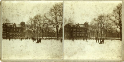 198 Groningen (stad) : Ossenmarkt : in de winter : gezien naar het zuidoosten, ca 1900