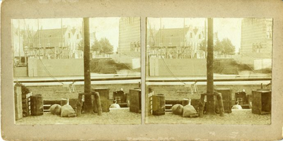 199 Groningen (stad) : goederen op de kade van de Pottebakkersrijge, 1902