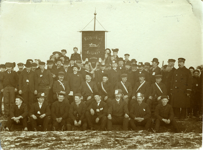 1814 Leden van Ijsvereniging Volharding uit Helpman poseren met vaandel op terrein van uitspanning Vorenkamp , 1908