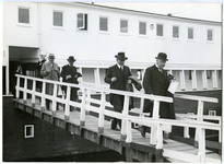 2593 hoogwaardigheidsbekleders verlaten een afgemeerd schip / Vereenigde fotobureaux, Amsterdam, 1929-06-26
