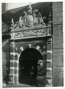 2603 Ingangspoort Pepergasthuis (Sint Geertruidsgasthuis), 1911