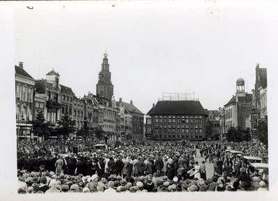 3003 grote menigte (volwassenen, grote groepen kinderen, muziekcorps) op de Vismarkt n.a.v / Persfotobureau Folkers , ...