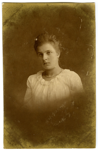 3166 Portret van een jonge vrouw, 1921