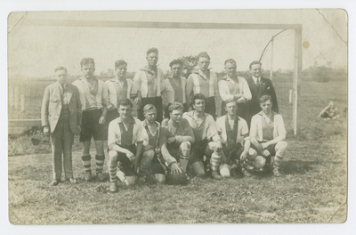 4868 Groepsfoto van het voetbalteam, 26-05-1931