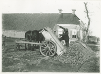 5720 Aardappelcampagne bij Muntendam / Herwig, R.H., 1920-1940