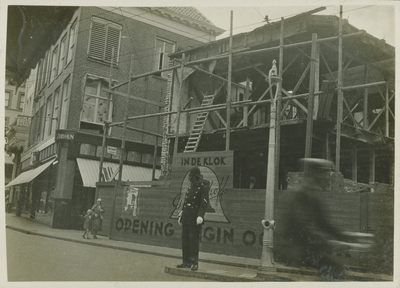 5988 Tussen beide Markten 6: 'Huis De Klok' tijdens de verbouwing, 1928