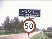 AV9921 Optocht door Mussel / Fré Wever, 1980