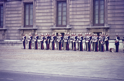 29 Aflossing van de wacht bij het Koninklijk Paleis, 1969-05-29