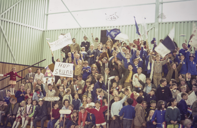 51 GVAV-supporters op de tribune bij de finalewedstrijd van de AVRO-televisieserie Geen woorden ..., 1969-05-10