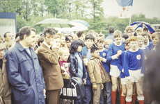 60 Rudi Carell reikt de beker uit aan de jongens van GVAV-Rapiditas na de gewonnen finalewedstrijd ..., 1969-05-10