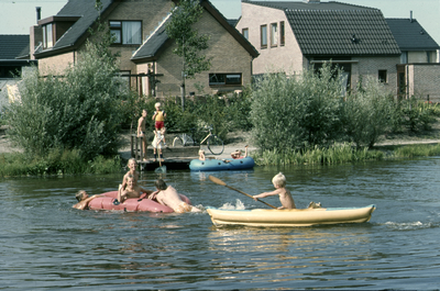 52 Groningen Algemeen - recreatie - divers - bootje varen op vijver / Roosjen, Ger, 1996