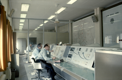 244 Historie - Binnenstad - Politiebureau, stadsgezicht 1900, Ooster- en Zuiderhaven, 't Pakhuis ..., ca 1970