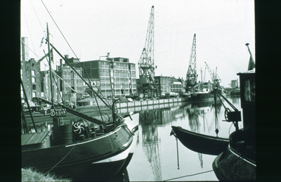 251 Historie - Binnenstad - Politiebureau, stadsgezicht 1900, Ooster- en Zuiderhaven, 't Pakhuis ..., ca 1970