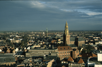 328 De stad rondom - gezien vanaf dak woontoren De Regentes - binnenstad westzijde Groningen - A-kerk / Zet, Siem van ...