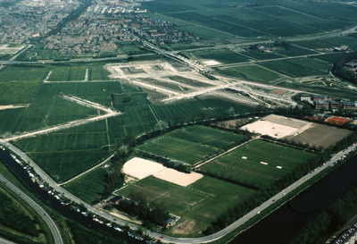 1001 Oosterhooge brug - De Hunze - aanleg van huizen in de Hunze - luchtfoto's / Aerophoto Eelde, ca 1993