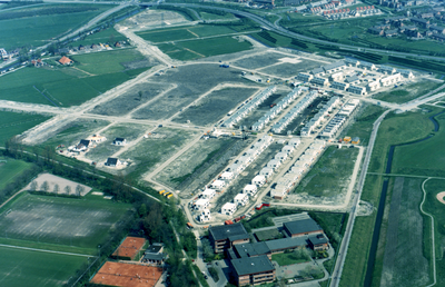 1005 Oosterhooge brug - De Hunze - aanleg van huizen in de Hunze - luchtfoto's / Aerophoto Eelde, ca 1993