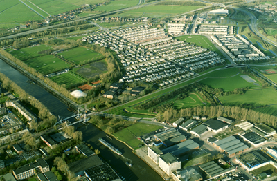 1008 Oosterhooge brug - De Hunze - aanleg van huizen in de Hunze - luchtfoto's / Aerophoto Eelde, ca 1993