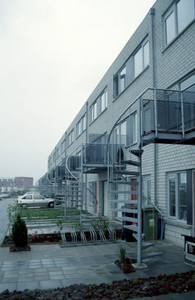 1062 Oosterhoogebrug - De Hunze - nieuwbouwwoningen - close-up's / Emaar, Chris, 1993