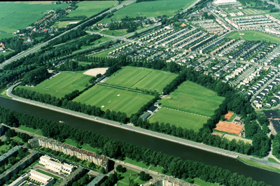 1142 Oosterhoogebrug - Van Starkenborglokatie - luchtfoto / Aerophoto Eelde, 1998
