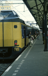 4572 Verkeer - Station - spoorlijnen - treinen - 'koploper' langs perron / Zet, Siem van 't, 2000
