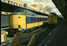 4573 Verkeer - Station - spoorlijnen - treinen - aankomst trein uit Randstad / Zet, Siem van 't, 2000