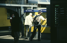 4576 Verkeer - Station - spoorlijnen - treinen - reizigers bij kaartjesautomaat op perron / Zet, Siem van 't, 2000