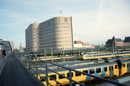 4579 Verkeer - Station - CS Groningen - spoorlijnen - treinen - Emmaviaduct / Zet, Siem van 't, 2002