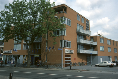 5181 Zeeheldenbuurt - winkel en wonen aan Paterswoldseweg / Zet, Siem van 't, 1999