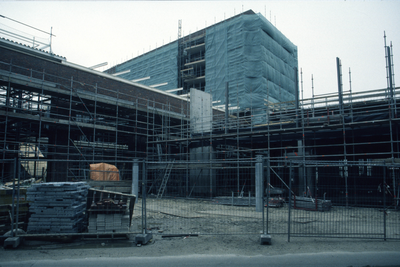 5690 Westerhaven - nieuwbouw winkelcentrum en parkeergarage - complex in aanbouw / Zet, Siem van 't, 2001