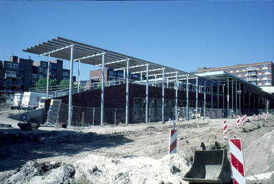 5697 Westerhaven - nieuwbouw winkelcentrum en parkeergarage - complex in aanbouw - zuidelijk deel complex / Melotte, E., 2001
