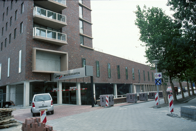 5700 Westerhaven - nieuwbouw winkelcentrum en parkeergarage - complex in aanbouw - ingang parkeergarage / Zet, Siem van ...