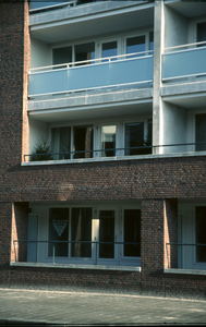 5775 AZG - zuidpunt - Appartementencomplex - close-up balkons / Zet, Siem van 't, 1999