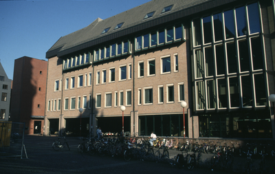 8627 Binnenstad - Universiteitsbibliotheek - Broerplein - RuG / Zet, Siem van 't, 1995