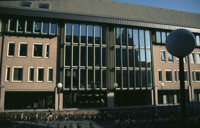 8628 Binnenstad - Universiteitsbibliotheek - Broerplein - RuG / Zet, Siem van 't, 1995