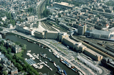 8748 Verbindingskanaalzone - luchtfoto kantoorgebouwen en autobusstation - stationsgebied / Aerophoto Eelde, 1988