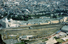 8749 Verbindingskanaalzone - luchtfoto vanuit zuiden met stationsgebied - zwaaikom / Aerophoto Eelde, 1988