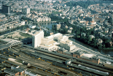8750 Verbindingskanaalzone - luchtfoto vanuit zuiden met KPN-gebouw en NS-station / Aerophoto Eelde, 1990