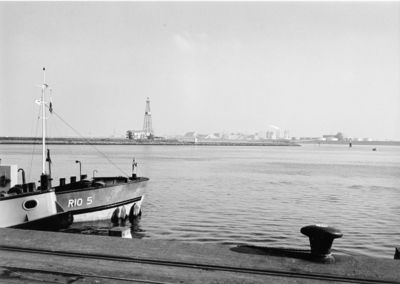 1940 Delfzijl (haven) : Industrie o.a. Akzo en Aldel, gezien vanaf het haventerrein / Douma, M.A., 1973