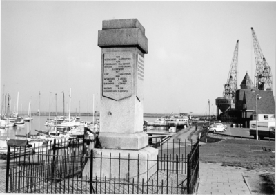 1943 Delfzijl (haven) : Monument van het loodswezen / Douma, M.A., 1973