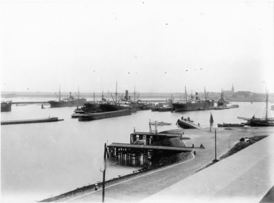 2078 Delfzijl (haven) : Diverse schepen liggen afgemeerd in de haven, 1905-1915