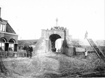 2099 Delfzijl : Waterpoort . Rechts de bergplaats van mest en modder ..., 1900-1910