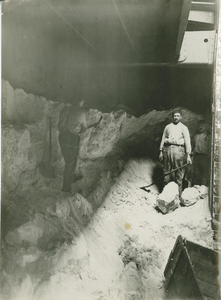 2120 Delfzijl (haven) : mannen lossen chilisalpeter vanuit het ruim van een schip, 1915-1920