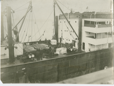 2122 Delfzijl (haven) : Laadbrug met volle bakken chilisalpeter tijdens het lossen van het ruim, 1915-1920