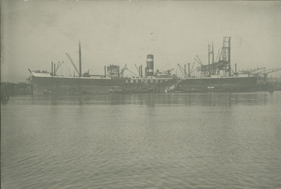 2133 Delfzijl (haven) : De SS Amsterdam ligt afgemeerd aan de kade met een lading chilisalpeter / Schepel, J.H., ...