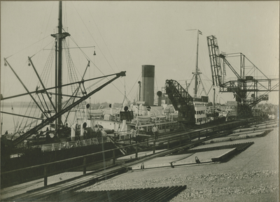 2148 Delfzijl (haven) : Duitse SS Remscheid lost chilisalpeter in loods F over de transportbaan, 1929-09-05