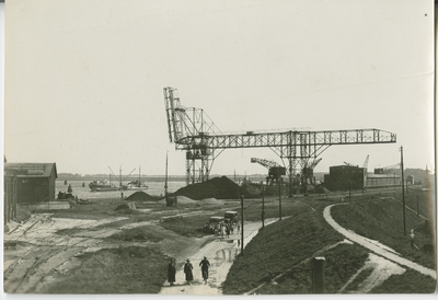 2180 Delfzijl (haven) : Haventerrein gezien vanaf een van de overbrugde dijkdoorgangen, 1927-1933