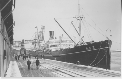 2201 Delfzijl (haven) : Japanse SS Chocoh Maru ligt afgemeerd aan kade en lost ijzeren buizen, 1933